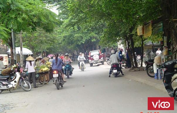 Bán nhà mặt phố Mai dịch, Gần chợ Đồng Xa, DT 70m2, có sân trước nhà, sân chung 700m