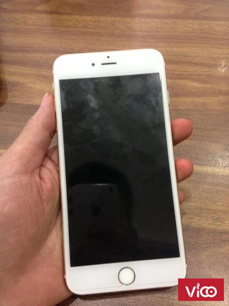 Nữ sử dụng cần bán điện thoại Iphone 6 Plus