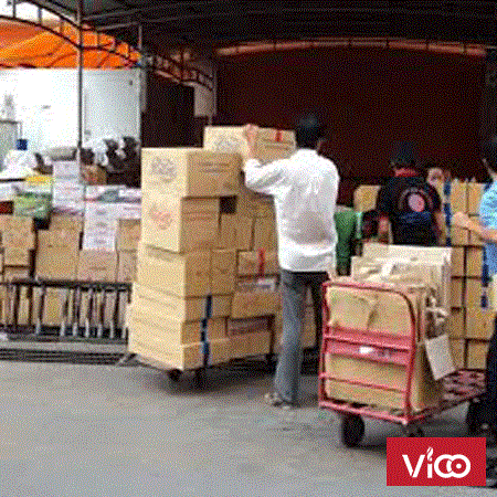 Nhân viên phụ kho hàng thời trang