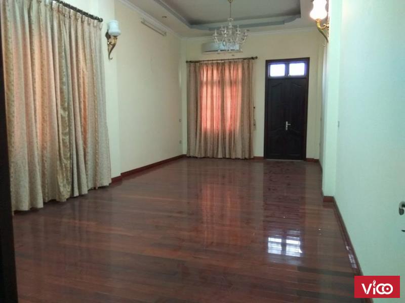 Phòng điều hòa 12000btu, quạt trần, trần thạch cao,sàn gỗ, ban công cửa số thoáng lunh linh 2 hướng.