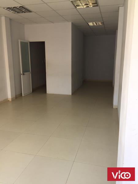 Cho thuê nhà tầng 1 kinh doanh đường 800A cầu giấy, 95 m2 chia thành 4 phòng