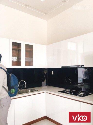 Bán căn biệt thự 8x15 ngay Tỉnh Lộ 10, giáp bình chánh, mặt đường 30m giá chỉ 2,2 tỷ.