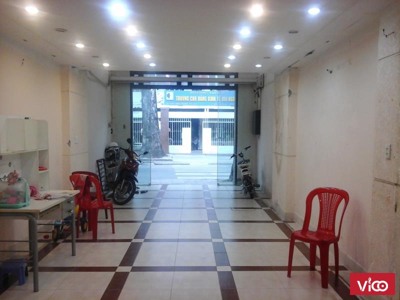 Cho thuê mặt bằng ĐẸP đường Trần Bình Trọng, Quận 5, đối diện CĐ Kinh tế đối ngoại. 4X25M. 39TR/TH