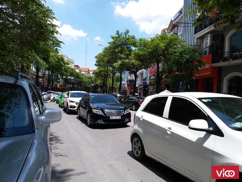 Cho thuê nhà mặt phố Trung Hòa, Cầu Giấy. DT 140m2, mặt tiền 6m, vỉa hè 4m.