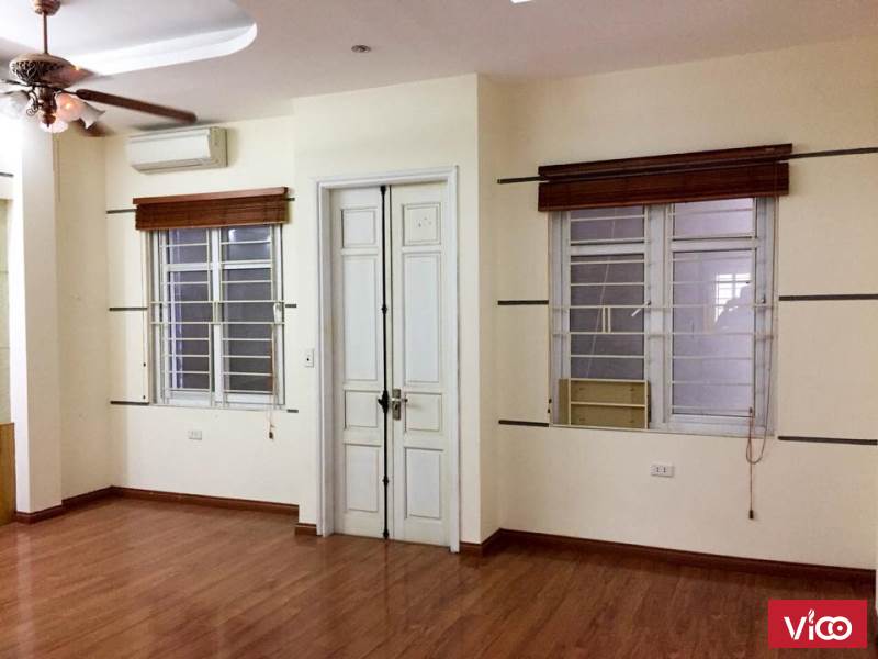 Chính chủ bán nhà phố Chùa Láng, Đống Đa 5 tầng x 41m2, giá chỉ 4,2tỷ