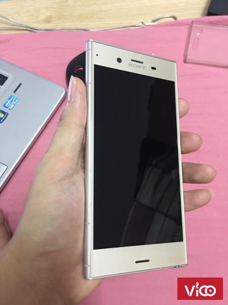 Cần bán Sony XZ1 màu bạc bản 2 sim mới 99,9