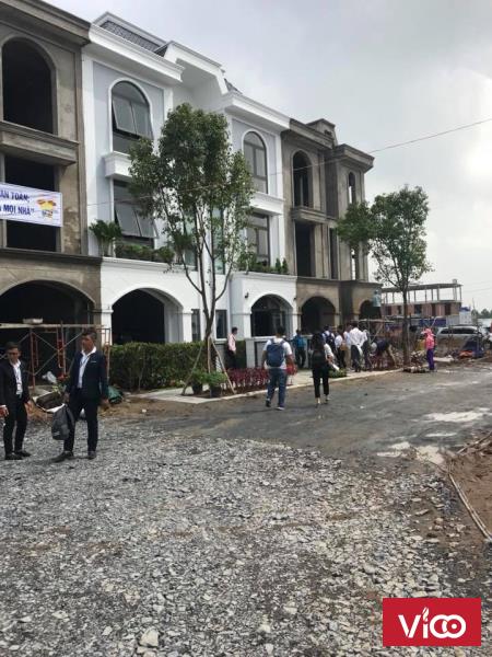 Nhà phố. biệt thự ven sông Mặt Tiền QL1A gần chợ Bình Chánh