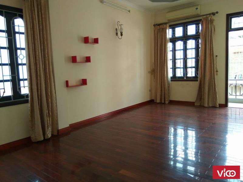 Phòng tầng 3, có ban công, cửa sổ 2 hướng rộng thoáng mát yên tĩnh, sãn gỗ lim, trần thạch cao, điều