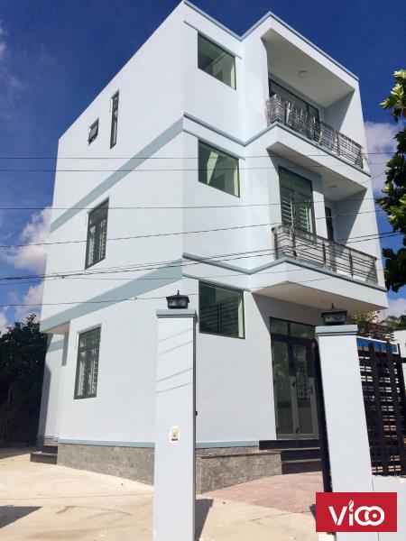 Cho thuê nhà mặt tiền nguyên căn 1 trệt 2 lầu, có sân rộng