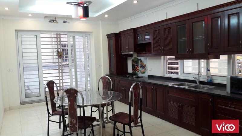 Cho thuê nhà 5,5 tầng sát mặt đường Trần Quốc Hoàn, thích hợp làm văn phòng, trung tâm giáo dục,...