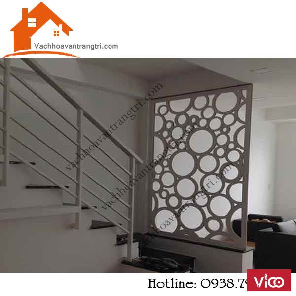 Vách ngăn hoa văn cầu thang cnc bằng gỗ không chiếm diện tích