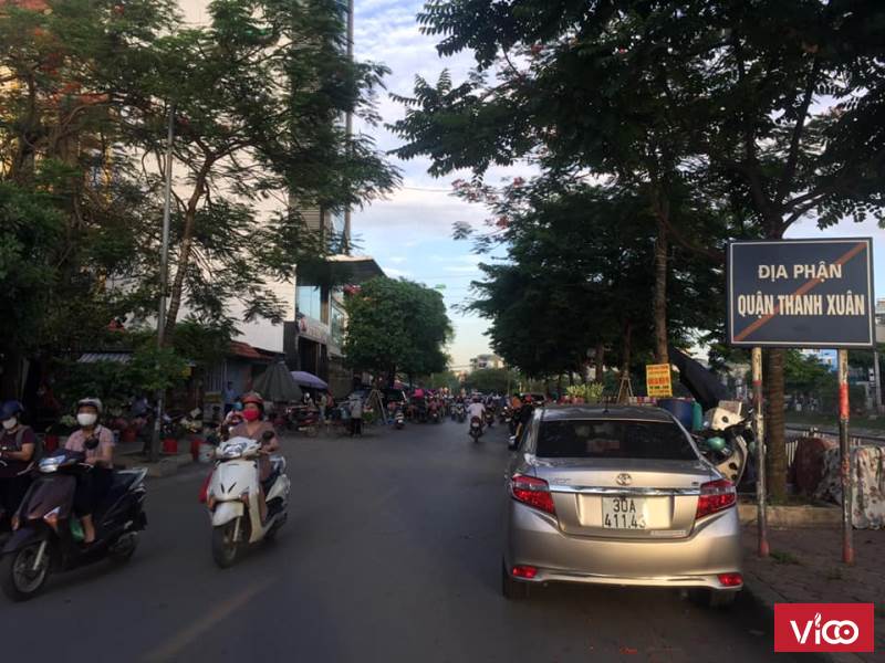 Mặt ngõ kinh doanh, ô tô tránh phố Vũ Tông Phan.