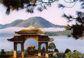 Du lịch các nơi thắng cảnh, tham thiền định huệ.