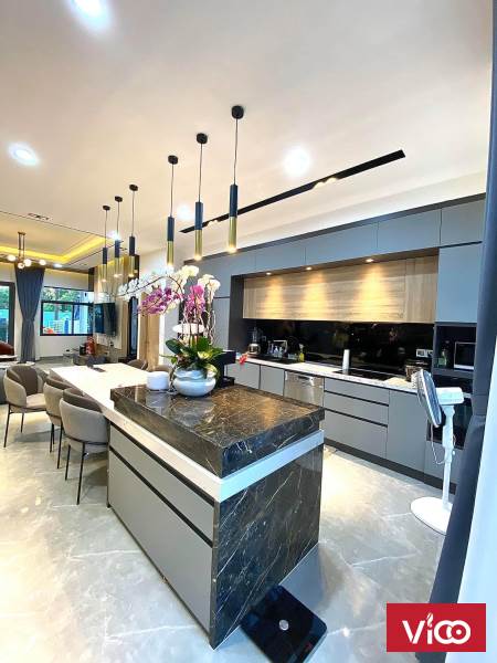Cần bán nhà Biệt Thự Nguyễn Văn Cừ. 175m, mt 10m, 4 tầng. giá 11 tỷ. lh 0963911687. Không tiếp Môi