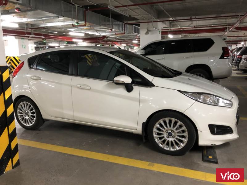 Chính chủ bán xe Ford Fiesta 2015 màu trắng, đi ít, xe nguyên bản
