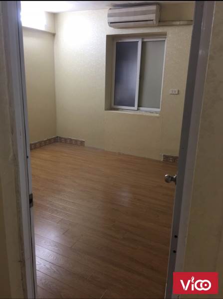 Bán căn hộ tập thể mặt phố Thái Thịnh tầng 2 đã sửa đẹp giá rẻ. Diện tích sử dụng 75m2, 3 phòng ngủ
