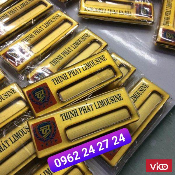 sản xuất biển tên nhân viên, biển tên cài áo bằng đồng, cung cấp biển dập tên đeo áo
