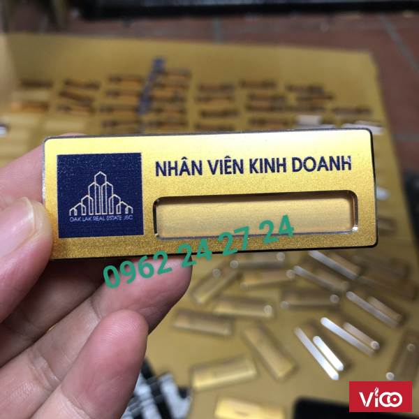 sản xuất biển tên nhân viên, biển tên cài áo bằng đồng, cung cấp biển dập tên đeo áo