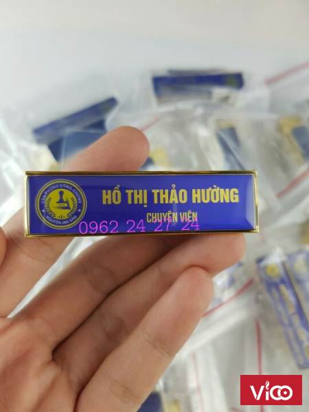 sản xuất biển tên nhân viên, biển tên cài áo bằng đồng, cung cấp biển dập tên đeo áo