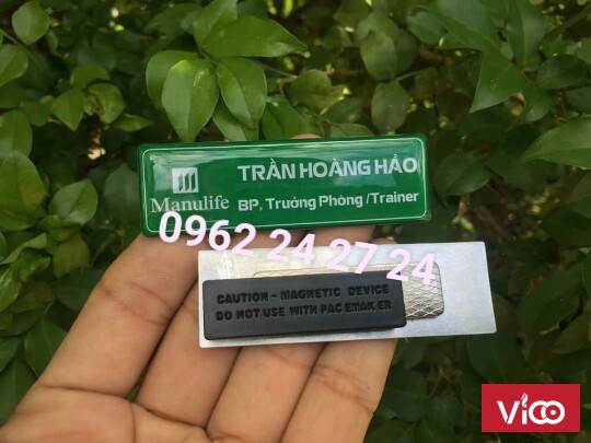 sản xuất biển tên nhân viên, biển tên cài áo bằng đồng, cung cấp biển dập tên đeo áo