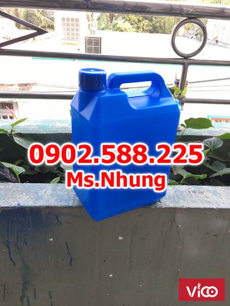 Can nhựa 5 lít có màu xanh dương, nắp đậy kín