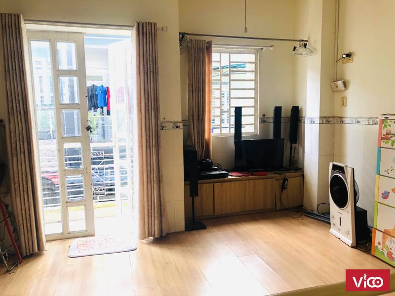Nhà 1 trệt, 1 lầu đúc kiên cố, hẻm 8m, mua và ở ngay