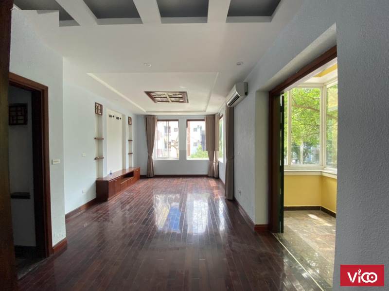 Gia đình cần bán nhà khu biệt thự 1.3 ha, vị trí gần phủ Tây Hồ và Hồ Tây