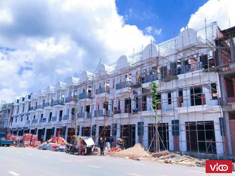 cần bán gấp nhà phố mới xây mặt tiền Kinh doanh trung tâm TP dĩ An Bình Dương