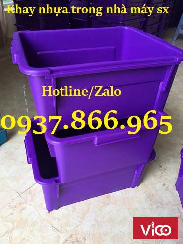 Giá khay nhựa trong nhà máy đựng linh kiện, hộp nhựa công nghiệp
