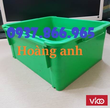Giá khay nhựa trong nhà máy đựng linh kiện, hộp nhựa công nghiệp