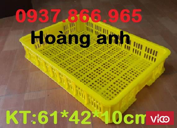 Sọt nhựa đựng rau củ trong cửa hàng nông sản, sóng nhựa rỗng, khay nhựa hở, sọt nhựa đựng hải sản