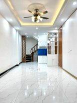 Bán Nhà Ngõ Quận Uỷ, Cầu Giấy 35m 5 Tầng Mt 3.8m, Ô Tô đỗ cổng. Giá 4,25 tỷ