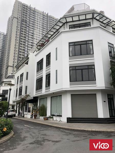 Cho thue tầng 1 SHOPHOUSE VINHOME thông sàn nhìn vào 3 toà chung cư, mặt Hàm Nghi