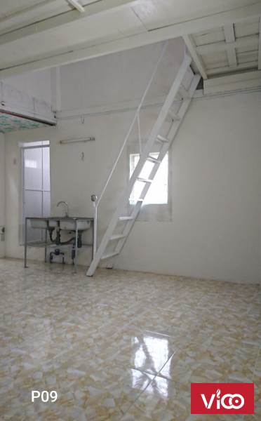 Phòng có cửa chính, cửa sổ thoáng mát, ban công phơi đồ rộng rãi, toilet riêng