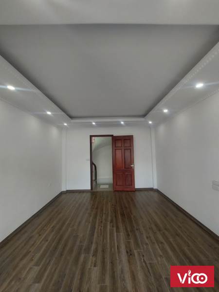 Nhà 5 tầng cực đẹp, mới xây, giá rẻ Lạc Long Quân