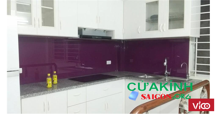 Kính màu ốp bếp biệt thự Hốc Môn