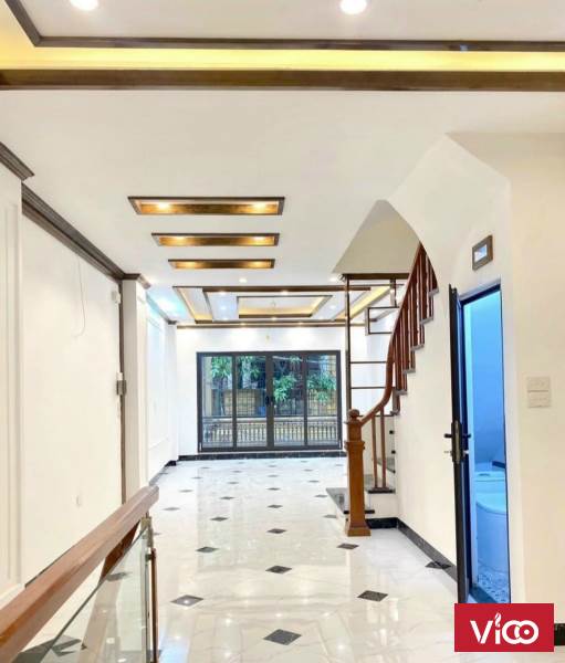 HOÀNG MAI LÔ GÓC Ô TÔ VÀO NHÀ KINH DOANH ĐỈNH CỦA CHÓP