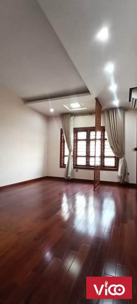 Bán nhà phân lô, oto, lạc long Quân, Tây hồ diện tích 40m, mặt tiền 4m, 2,5 tầng.