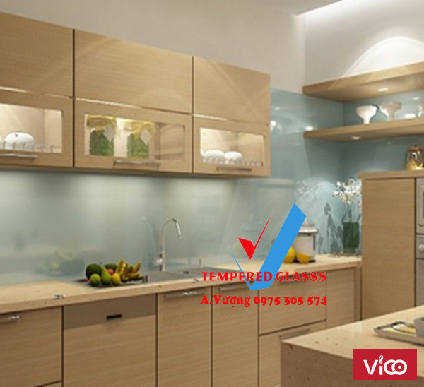 Lắp kính màu ốp bếp cho căn hộ