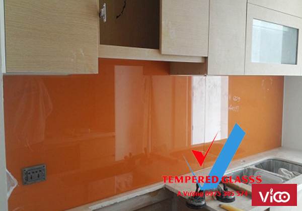 Kính màu ốp bếp cho chung cư