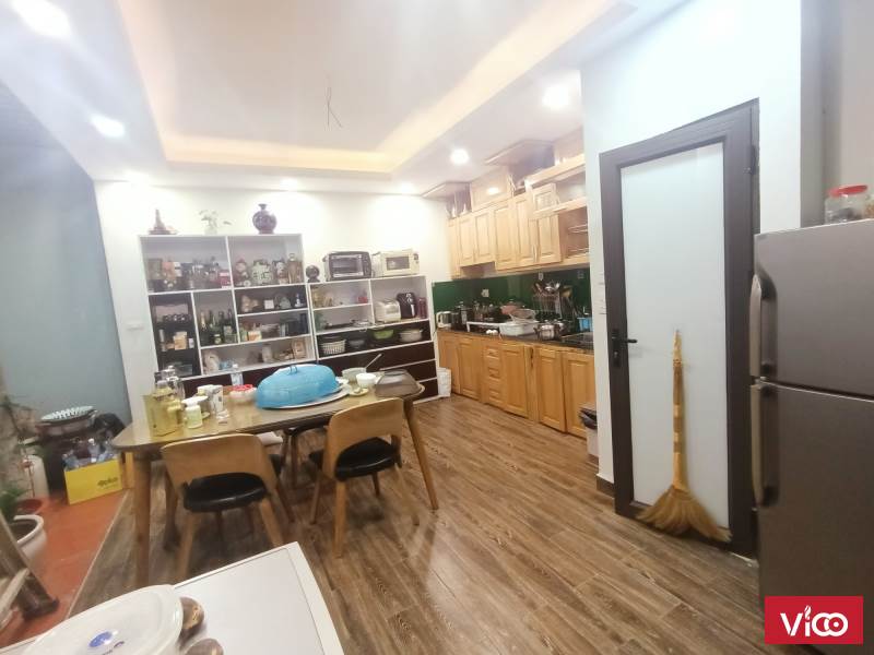 Bán nhà Lạc Long Quân, trước nhà cực thoáng, ô tô đỗ cửa, ngõ thông tứ tung.