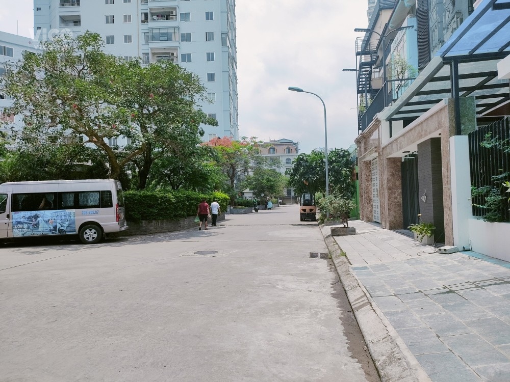 BÁN NHÀ LIỀN KỀ NHÀ VƯỜN 2 MẶT ĐƯỜNG 8M THANG MÁY MẶT TIỀN RỘNG KHU VIP TÂY HỒ.