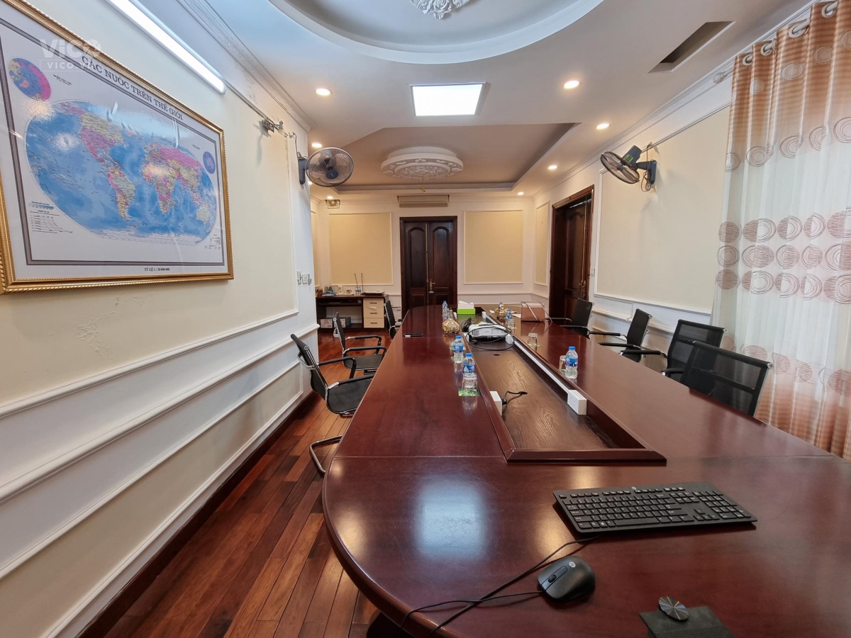 Bán biệt thự KĐT Dịch Vọng, gần công viên Cầu Giấy, 220m2, 4 tầng, nội thất cao cấp, nhỉnh 40 tỷ Lh