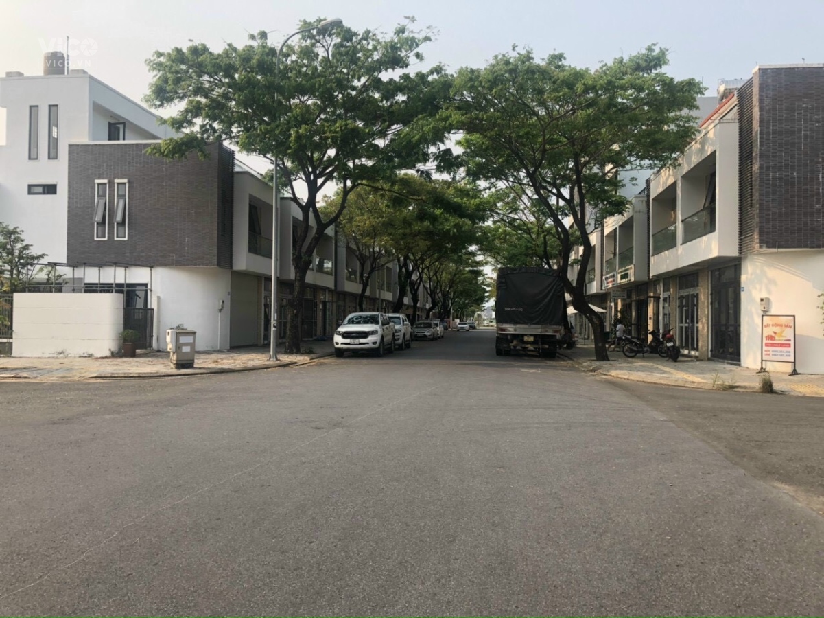 Nhà thô shophouse FPT, hướng đông, 108m2, 2 tầng 1 tum, 4.5 tỷ