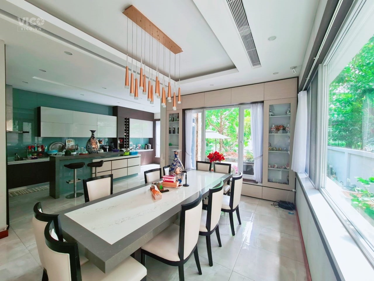 Bán căn biệt thự vip vinhomes đường Anh Đào,Long Biên,DT 393m2,MT11m,4T,giá 130 tỷ