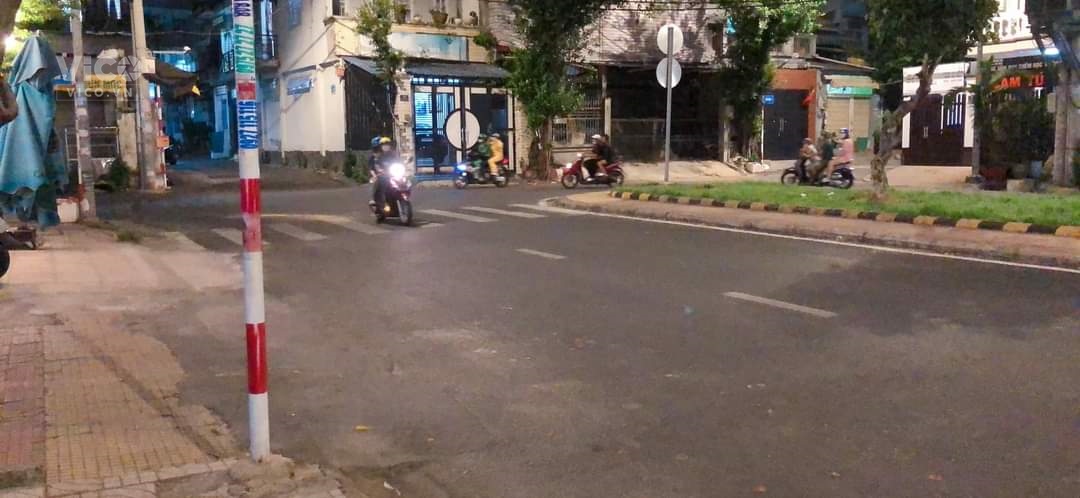 VÌ LÝ DO ĐỊNH CƯ NƯỚC NGOÀI, CHÍNH CHỦ BÁN GẤP BIỆT THỰ ĐẸP, GÓC ĐẸP, ĐƯỜNG ĐẸP, Ô TÔ TRONG SÂN,