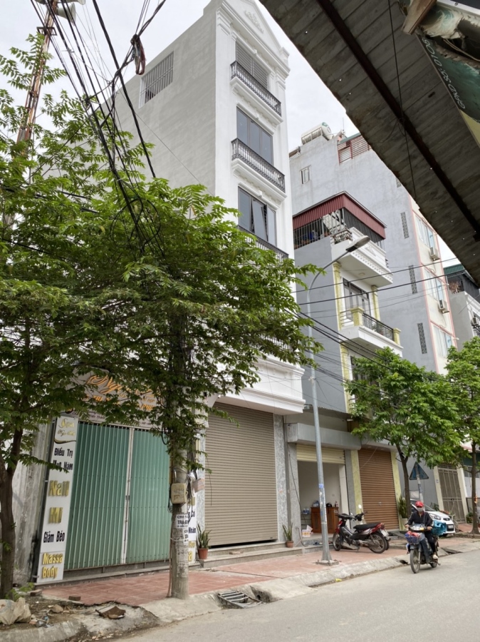 LÊ TỌNG TẤN VỈA HÈ Ô TÔ TRÁNH THÔNG SỐ KHỦNG FULL NỘI THẤT