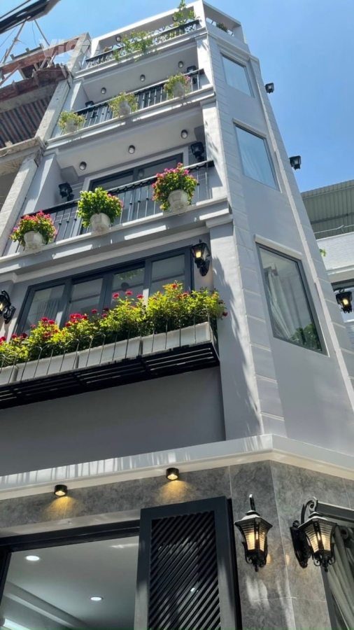 Nhà 5 tầng,tặng full nội thất, tiện ích xung quanh