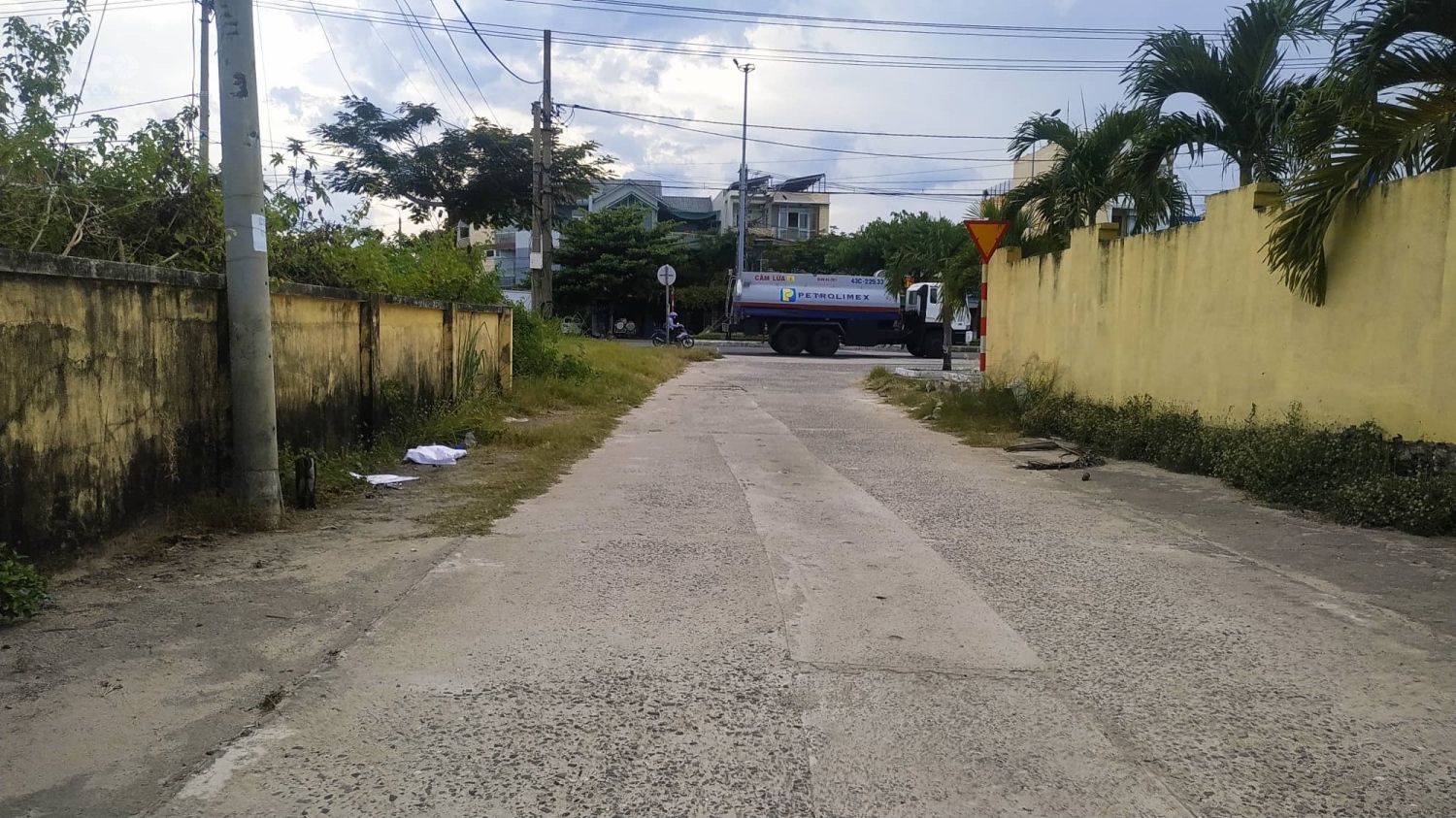 Bán nhà Kiệt Ô TÔ Lê Văn Hiến, Ngũ Hành Sơn 100m ra phố Lê Văn Hiến 98M2.