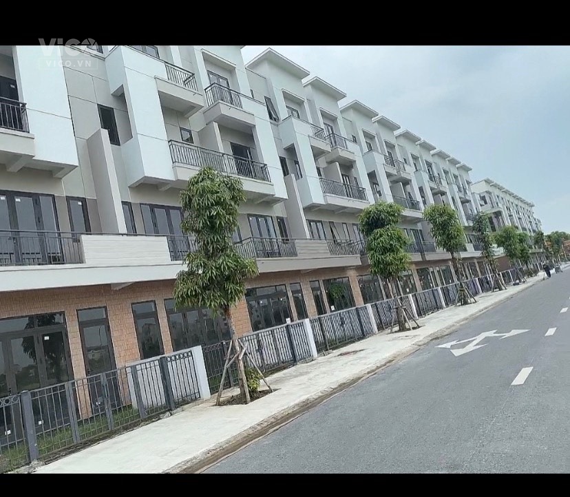 shop huose 4 tầng chân đế chung cư chỉ hơn 3,x tỷ chỉ có e Dương có 0394718755